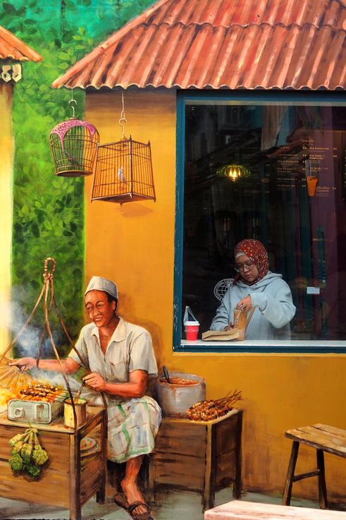 Murale de Yip Yew Chong à Muscat Street, scène de vie locale avec un vendeur de satay et un intérieur de boutique.
Altitude : 11 mètres