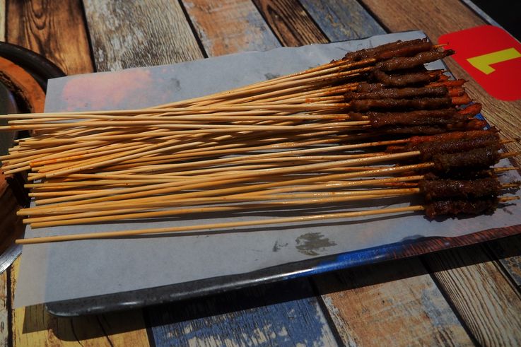 Brochettes de satay dans le quartier de Geylang.
Altitude : 13 mètres
