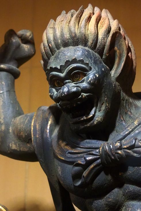 Statue de Raijin, le dieu du tonnerre, au Buddha Tooth Relic Temple d'Outram.
Altitude : 15 mètres