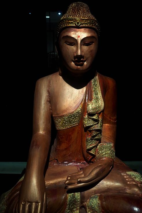 Statue d'Akshobhya Buddha au Temple de la Relique de la Dent de Bouddha, Outram.
Altitude : 15 mètres