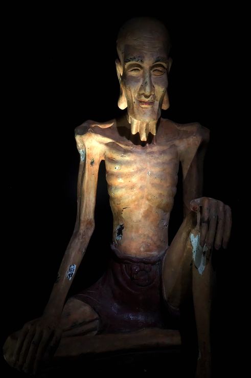 Statue de Siddhartha ascète au Temple de la Relique de la Dent de Bouddha.
Altitude : 15 mètres