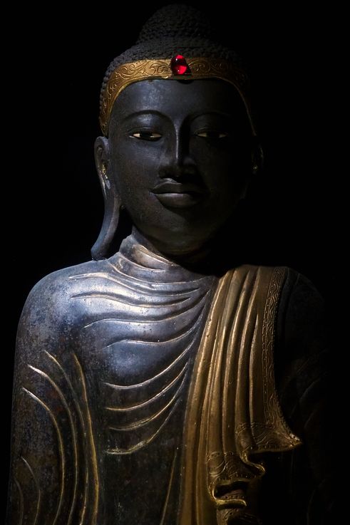 Statue de Bouddha Shakyamuni de style Mandalay dans un temple bouddhiste à Outram.
Altitude : 15 mètres