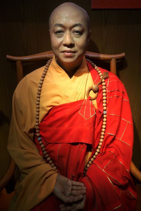 Statue du moine Fa Zhao au Temple de la Relique de la Dent de Bouddha à Chinatown.
