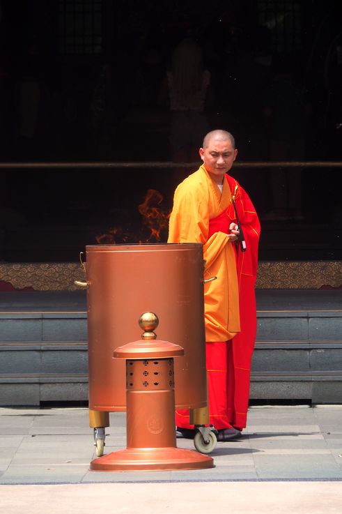 Moine et encensoir au Buddha Tooth Relic Temple.
Altitude : 10 mètres