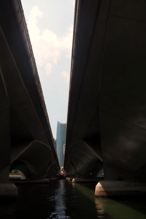 L'Esplanade Bridge vu de dessous, avec un gratte-ciel de Raffles Place en arrière-plan.
Altitude : 7 mètres