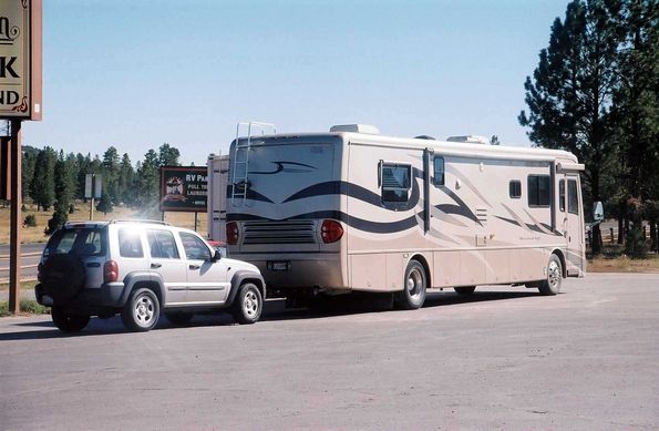 Camping car tractant un 4x4...