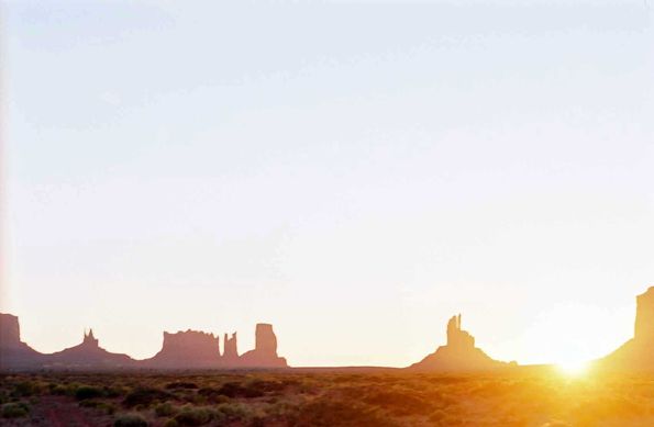 Lever de soleil sur Monument Valley